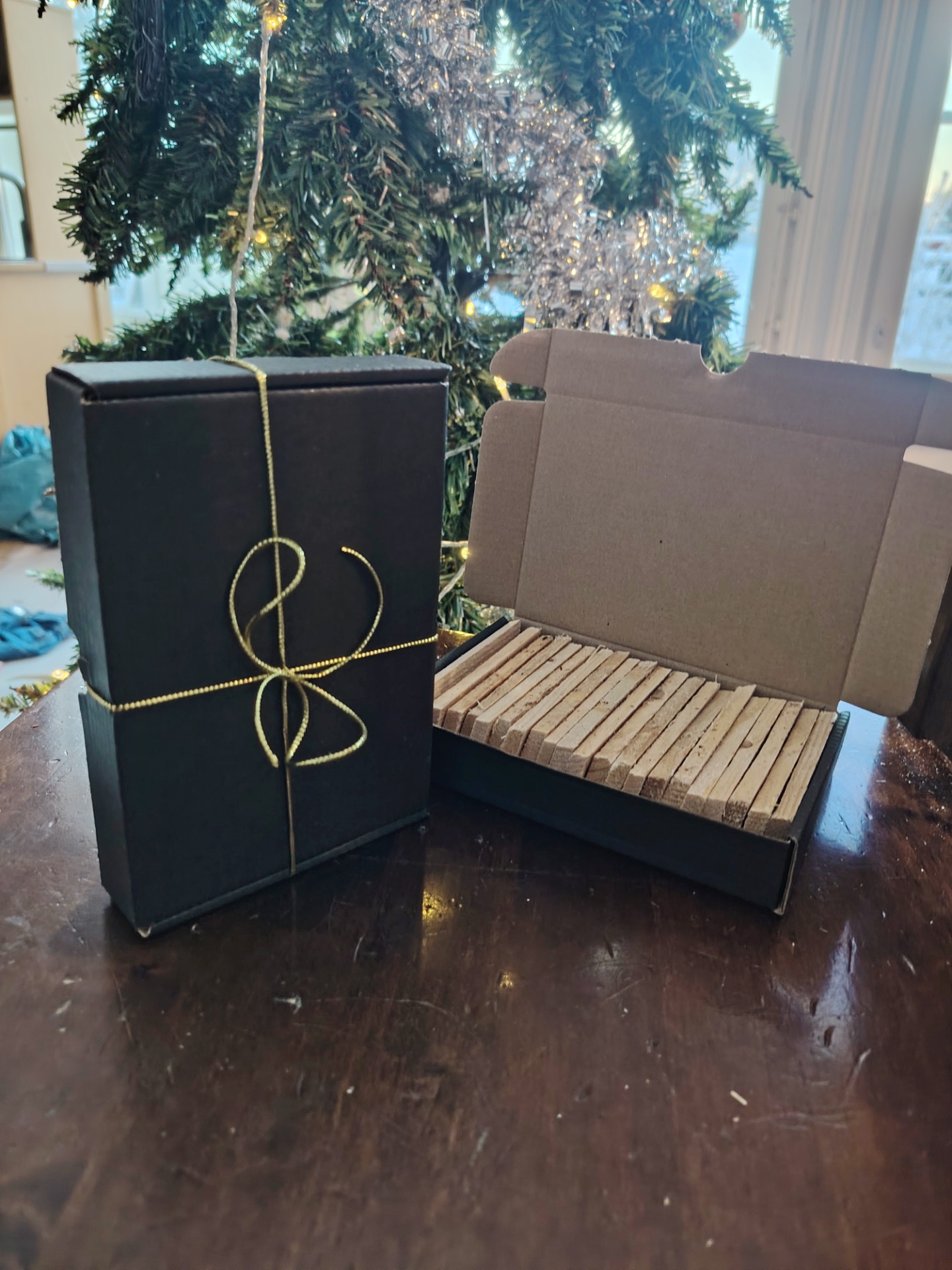 Esim. Liikelahjaksi 20 tikkua mustassa rasiassa, joka koristeltu kultanarulla.